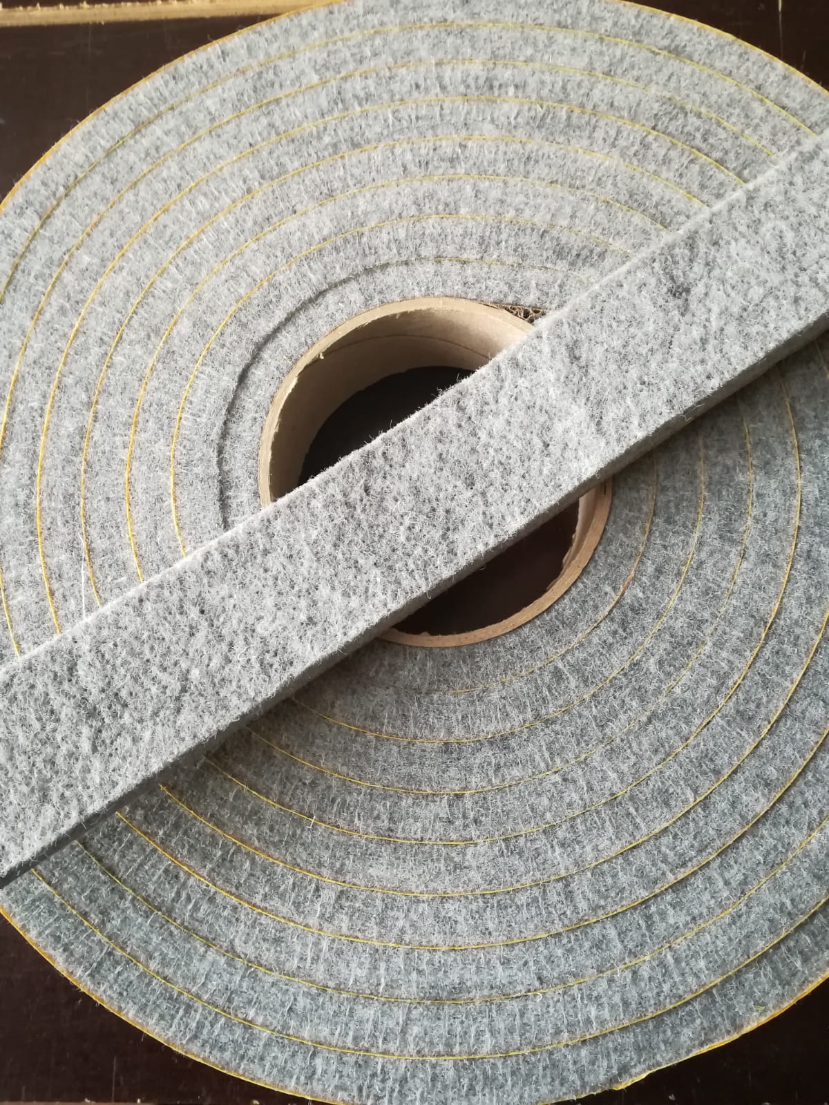 The Felt Store Filzband selbstklebend, 10mm breit, 1,5mm stark, 20m lang,  Weiß, Dichtungsband aus Filz z.B. für Isolierung und Klapperschutz - Made  in Germany : : Baumarkt